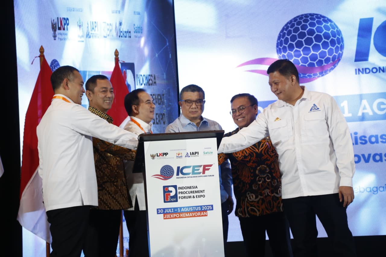 Penyerahan penghargaan IAPI Award 2023 di panggung
